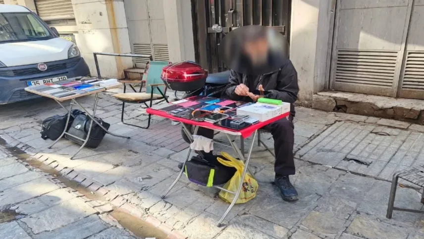 İzmir haber: Polis kılık değiştirdi, telefon hırsızını suçüstü yakaladı haberinin görseli