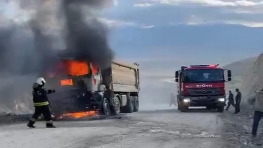 Manisa'da damperli kamyon alev alev yandı haberinin görseli
