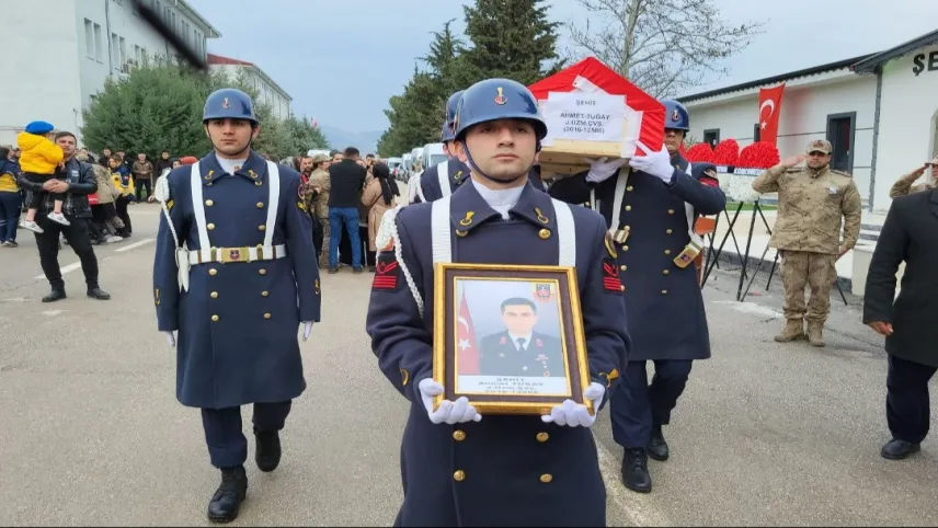 Minik Ramazan, şehit babasını öpücükle uğurladı haberinin görseli