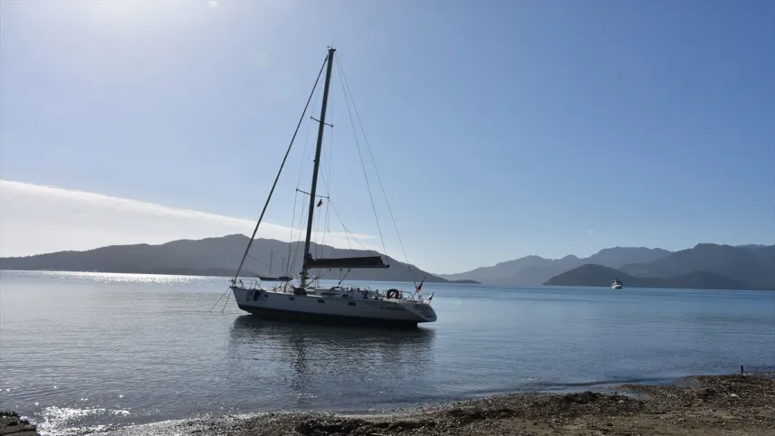 Muğla’da kuvvetli fırtına: Yelkenli tekne karaya oturdu haberinin görseli