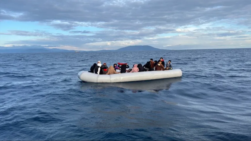 İzmir haber: Dikili açıklarında düzensiz göçmen operasyonu haberinin görseli