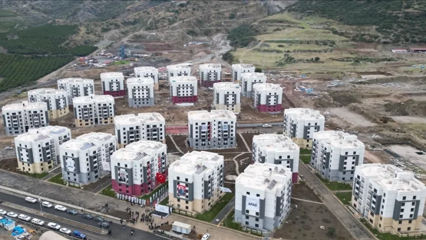 Hatay'da deprem konutları hak sahiplerine teslim edildi haberinin görseli