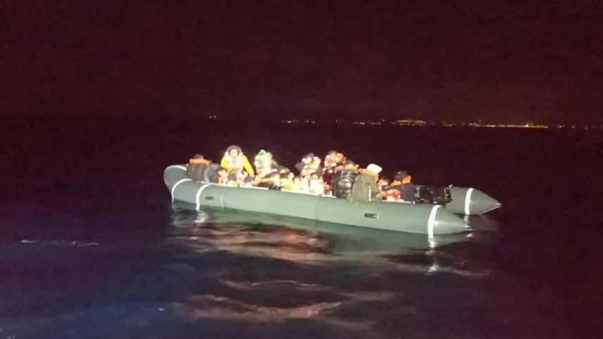 İzmir haber: Batan lastik bottaki 5 düzensiz göçmen aranıyor haberinin görseli