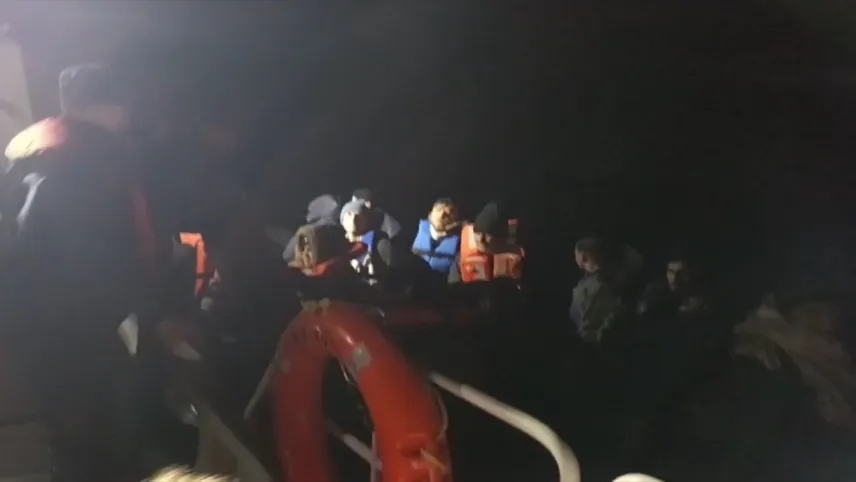 İzmir Haber: Dikili açıklarında 42 düzensiz göçmen yakalandı haberinin görseli