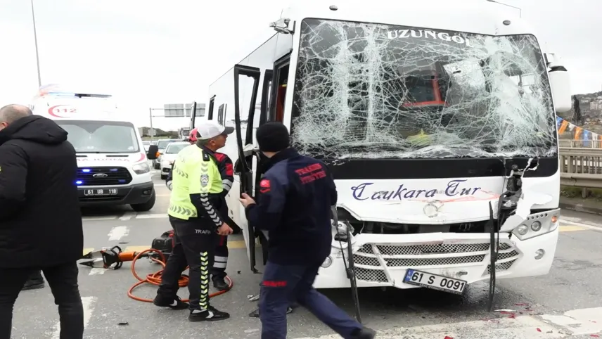 Trabzon'da feci kaza: Taraftarları taşıyan midibüs kaza yaptı haberinin görseli