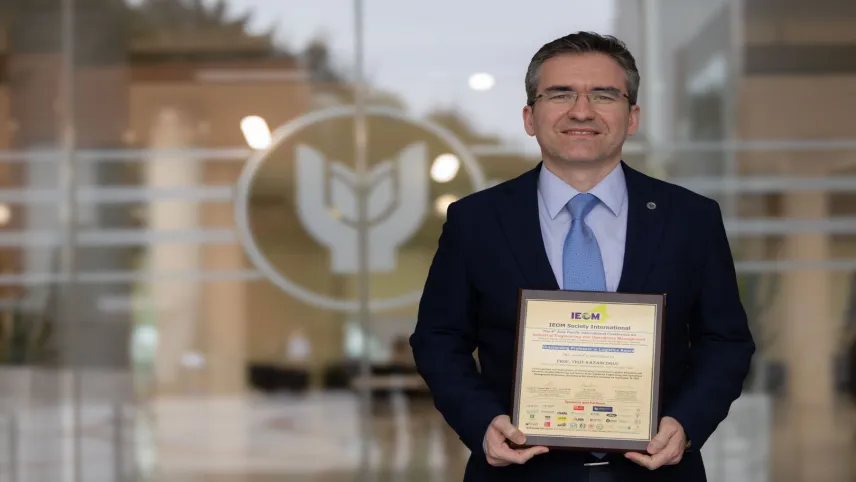 Prof. Dr. Yiğit Kazançoğlu'na En Seçkin Profesör ödülü haberinin görseli