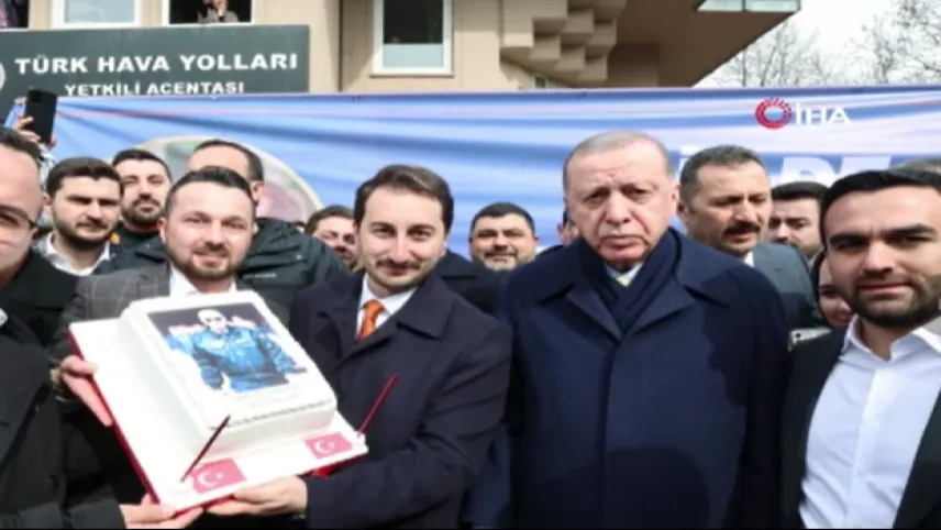 Cumhurbaşkanı Erdoğan’a evinin önünde doğum günü sürprizi haberinin görseli