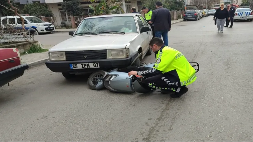 İzmir'de trafik kazası: Otomobil ile elektrikli motor çarpıştı haberinin görseli