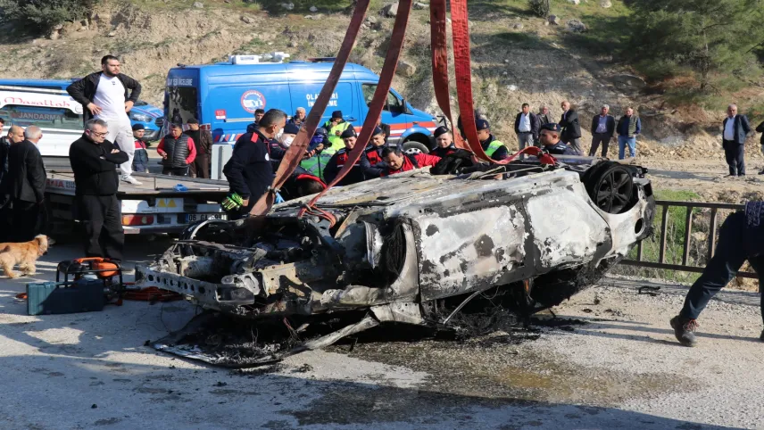 Denizli'de feci kaza: Dereye uçan otomobil alevlere teslim oldu haberinin görseli