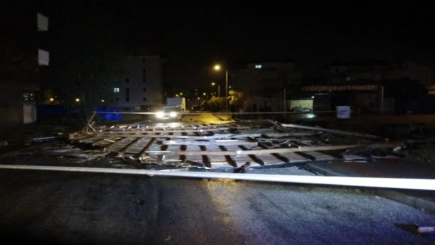Antalya’da hortum paniği: İş yerinin çatısı uçtu, yol kapandı haberinin görseli