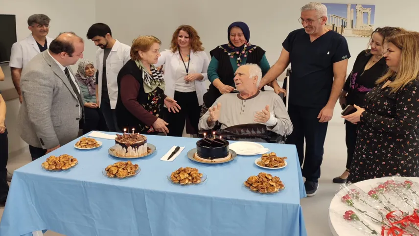 72 yaş pastasını hastanede üfledi haberinin görseli
