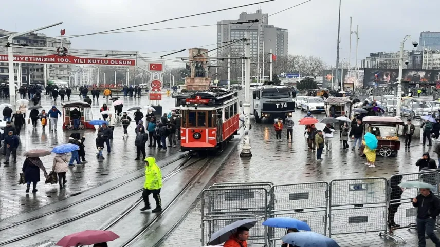 İstanbul'da metro istasyonları kapatıldı haberinin görseli