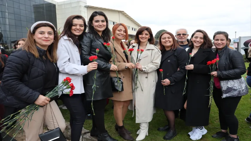 Kadın çalışanlar çiçeklerle karşılandı haberinin görseli