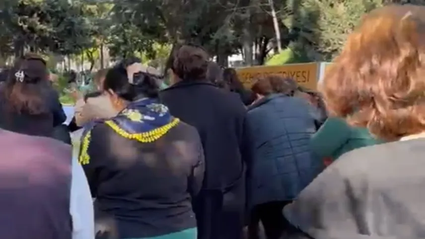 Kocası tarafındna öldürülen kadının tabutunu kadınlar taşıdı  haberinin görseli