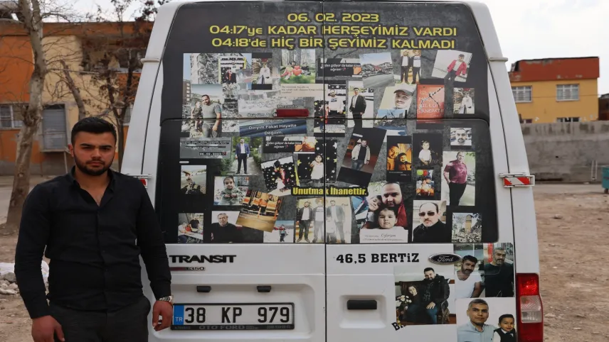 Asrın felaketinde kaybettiği canların anısını yanında taşıyor haberinin görseli