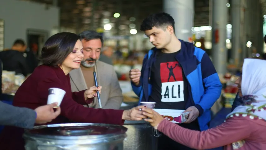 CHP'li Helil Kınay, pazarda esnafa sıcak çorba dağıttı haberinin görseli