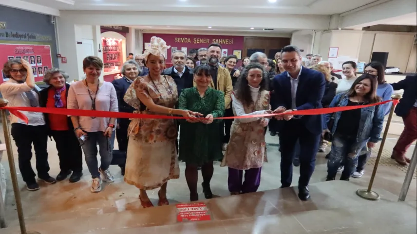 Bornova’da sıra dışı sergi: Çay poşeti tuval oldu haberinin görseli