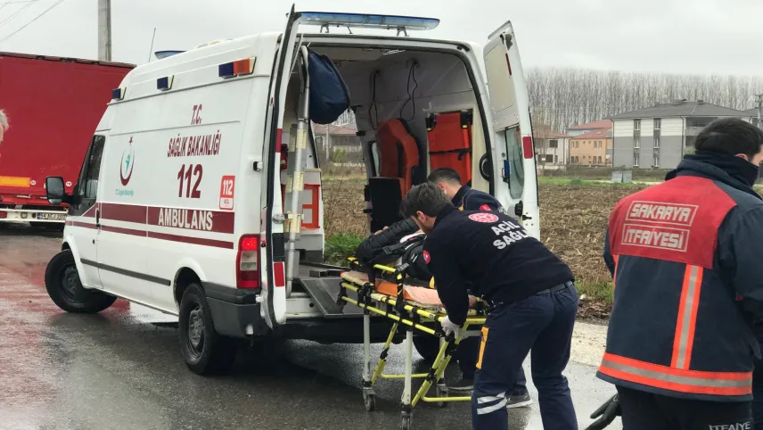 Sakarya'da yolcu otobüsü ile otomobil çarpıştı: Yaralılar var haberinin görseli