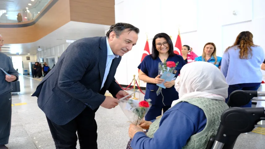 Mersin'de yaşlılara anlamlı ziyaret haberinin görseli