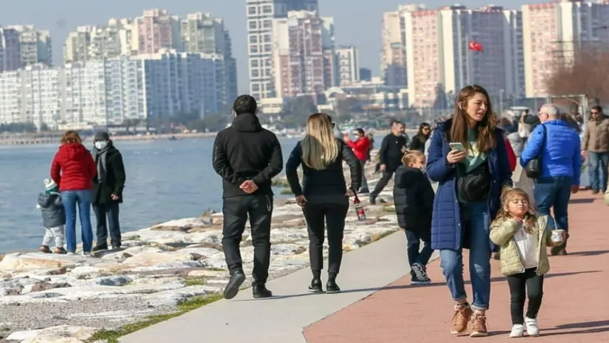 İzmir’e yaz geldi: Termometreler, 24 dereceye kadar çıkacak haberinin görseli