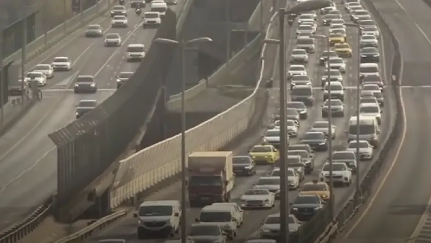 İstanbul'da bayram yoğunluğu trafiğe yansıdı haberinin görseli