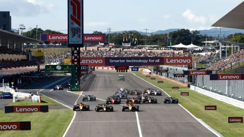 Japonya’da gülen Verstappen haberinin görseli