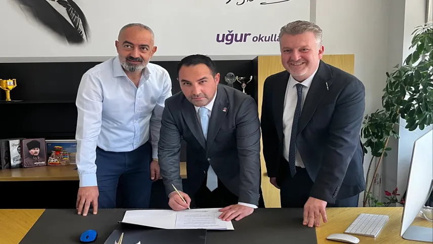 TSYD İzmir Şubesi'nden Uğur Okulları ile protokol imzası haberinin görseli