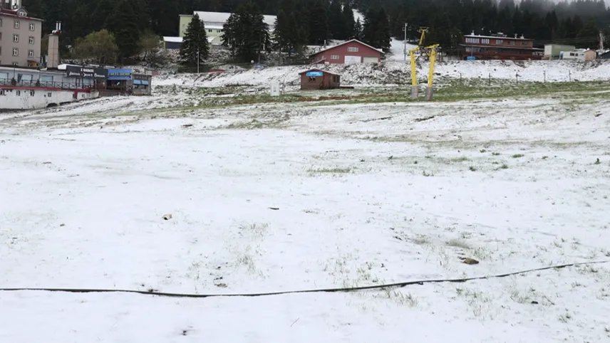 Uludağ'da mayısta kar sürprizi haberinin görseli