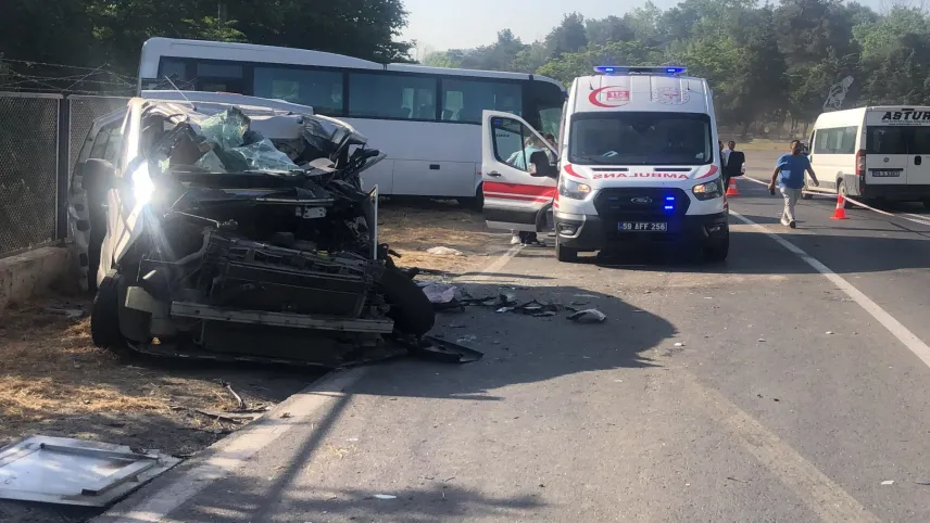 İşçi servisi ile panelvan çarpıştı: 2 ölü, 10 yaralı haberinin görseli