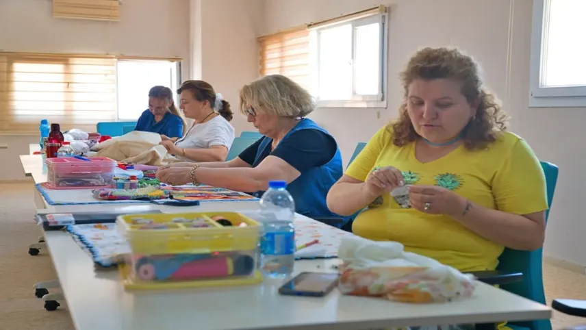 Atık kumaşlar İzmirli kadınların elinde değerlendi haberinin görseli