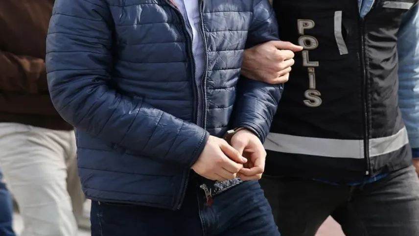 İzmir haber: Terör operasyonunda yakalanan 3 şüpheli tutuklandı haberinin görseli