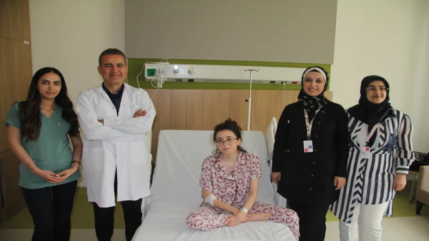 Skolyoz hastalığı olan kız çocuğu sağlığına kavuştu haberinin görseli