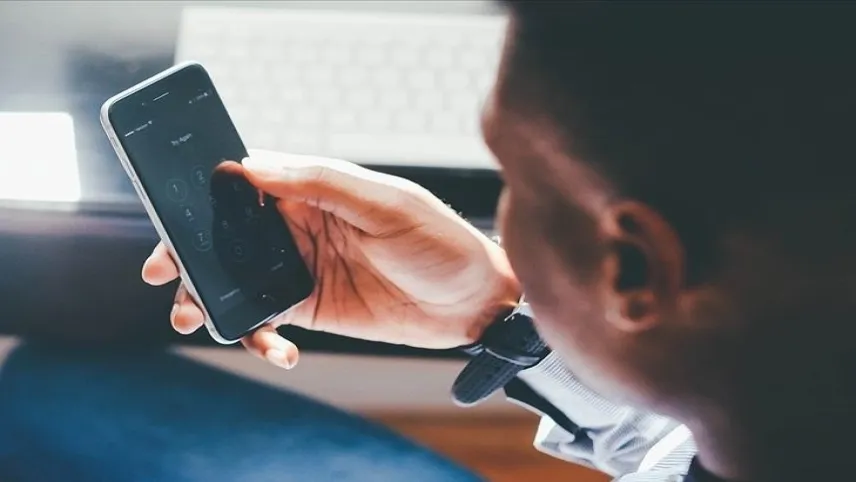 Cep telefonlarının aşırı kullanımı eklemlerde ve sinir dokusunda hasara yol açıyor haberinin görseli