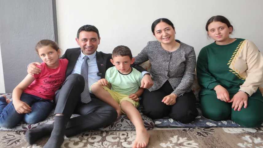 Başkan Önal, bayram ziyaretlerinde evlere konuk oldu haberinin görseli