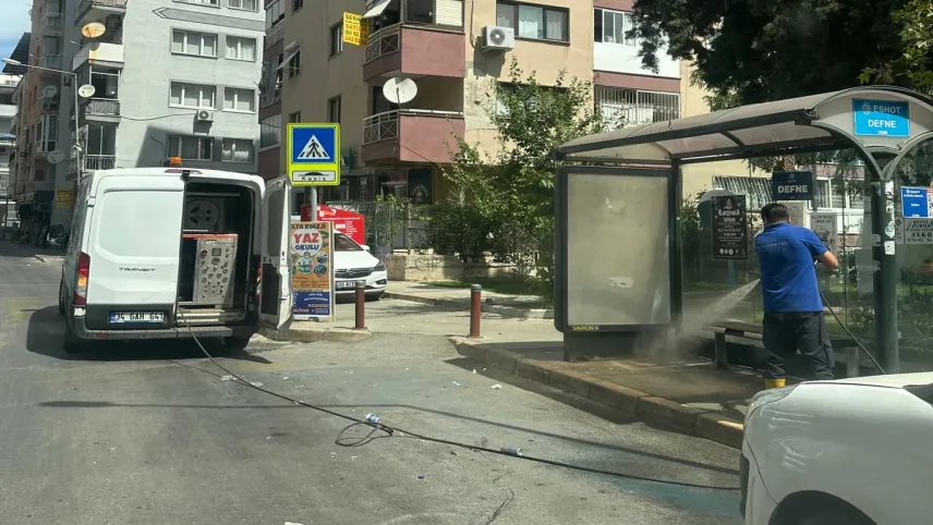 Karabağlar’da gece gündüz temizlik mesaisi haberinin görseli