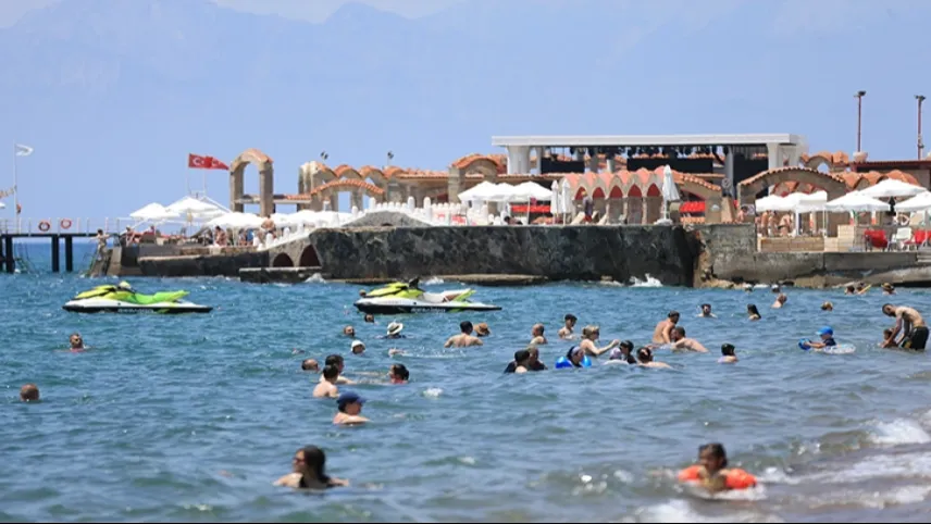 Antalya'da bayram yoğunluğu devam ediyor haberinin görseli