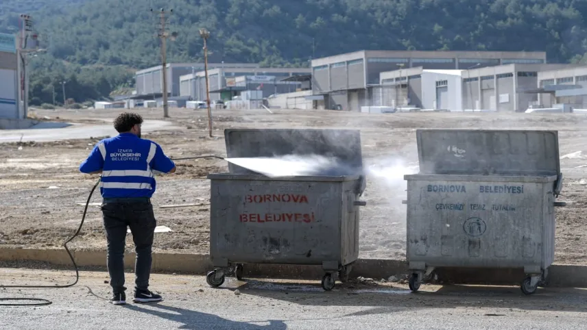 İzmir'de temizlik ekipleri sahada haberinin görseli