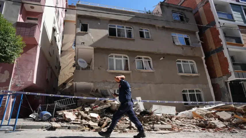 İstanbul’da 3 katı kaçak olan 7 katlı bina kısmen çöktü   haberinin görseli