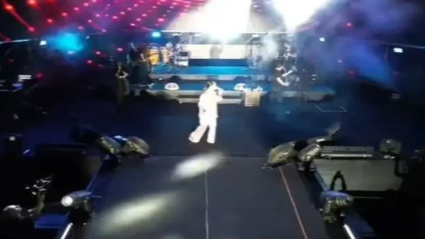 Ünlü şarkıcıya konserde çirkin saldırı! haberinin görseli