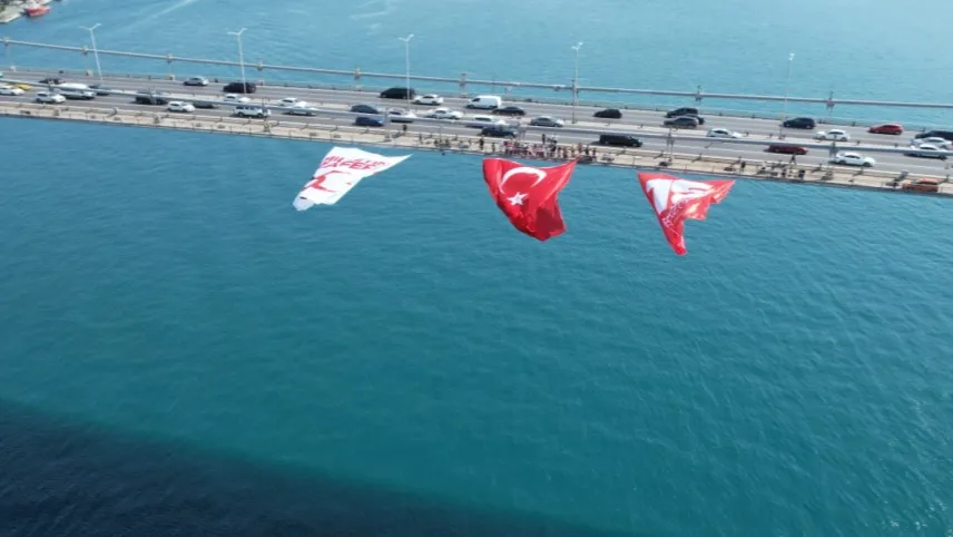 Köprülere neden Türk bayrakları asıldı? haberinin görseli