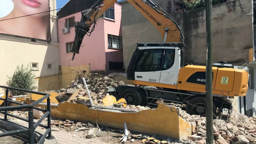 Bursa'da kamu arazisine inşa edilen gecekondu yıkıldı haberinin görseli