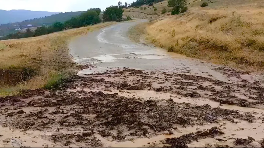 Sağanak yağışın ardından Osmancık'ta yollar çamur içinde kaldı haberinin görseli