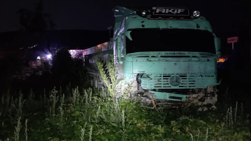 Afyonkarahisar'da kaza: Tır ile otomobil çarpıştı haberinin görseli