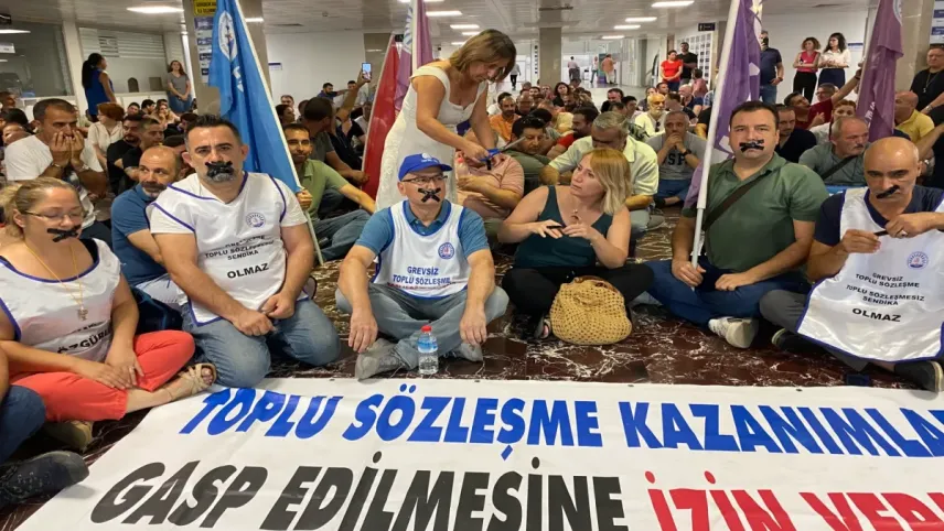 Büyükşehir Belediyesi'nde memurlardan oturma eylemi haberinin görseli