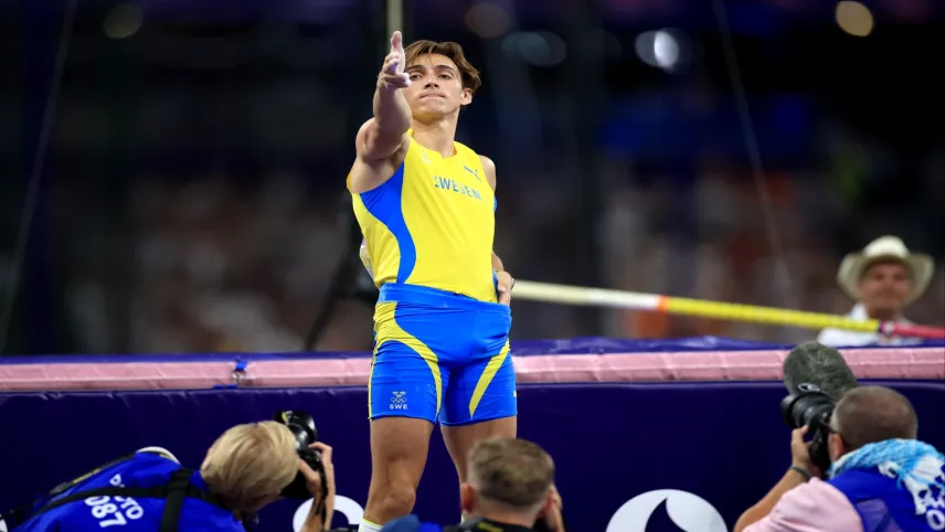 Paris 2024'te Armand Duplantis'ten, Yusuf Dikeç pozu haberinin görseli