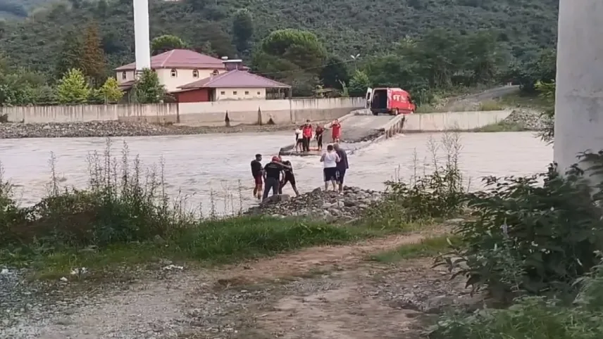 Camiye gitmek isteyen imamın geçtiği köprü yıkıldı haberinin görseli