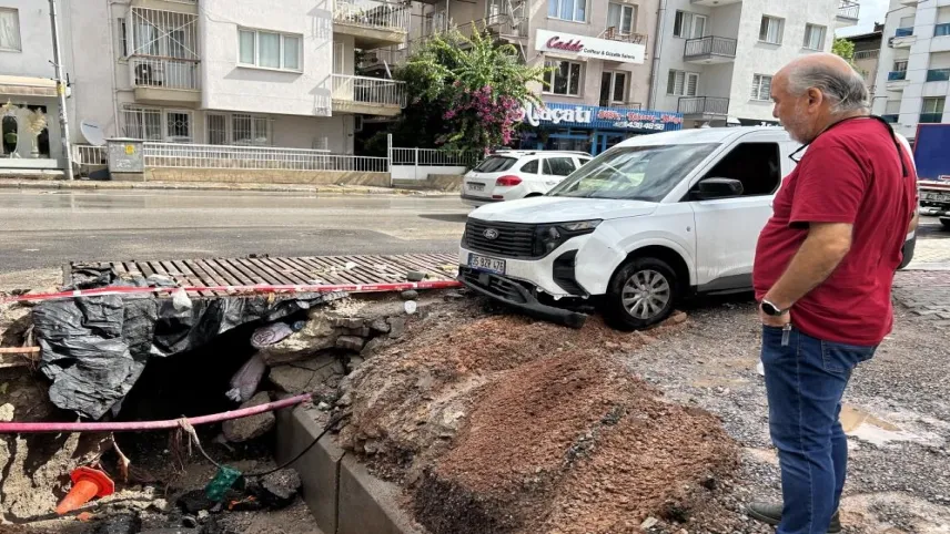 İzmir'i sağanak etkili oldu: 1 araç göçen yolun içine düştü haberinin görseli
