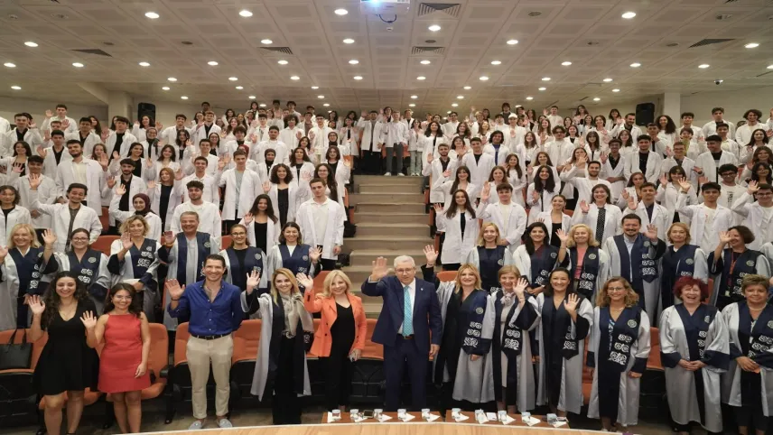 Egeli sağlıkçılar beyaz önlük ile mesleğe adım attılar haberinin görseli