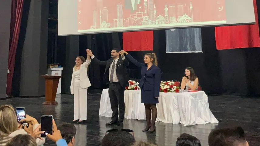 CHP İzmir’de yeni gençlik kolları başkanını seçiyor haberinin görseli