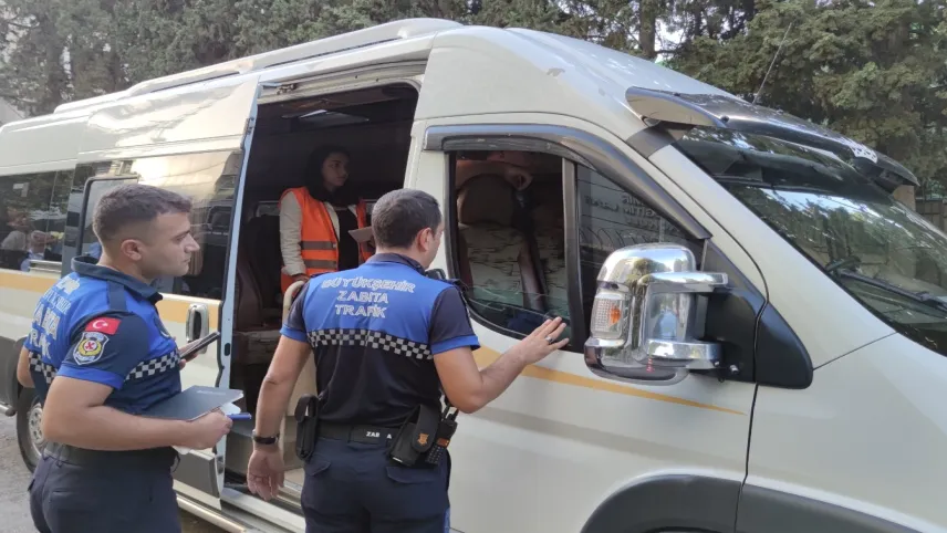 İzmir’de servis araçlarına sıkı denetim haberinin görseli